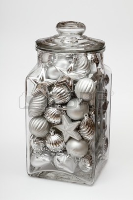 11074269-frasco-de-vidrio-lleno-de-plata-decoraciones-de-navidad-en-blanco