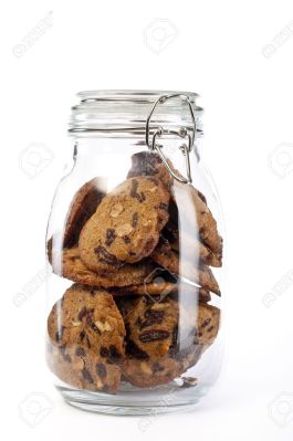4963992-Un-frasco-de-vidrio-lleno-de-galletas-en-el-fondo-blanco-Foto-de-archivo