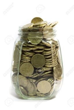 7847381-Frasco-de-vidrio-lleno-de-monedas-de-euro-veinte-centavos-sobre-fondo-blanco--Foto-de-archivo